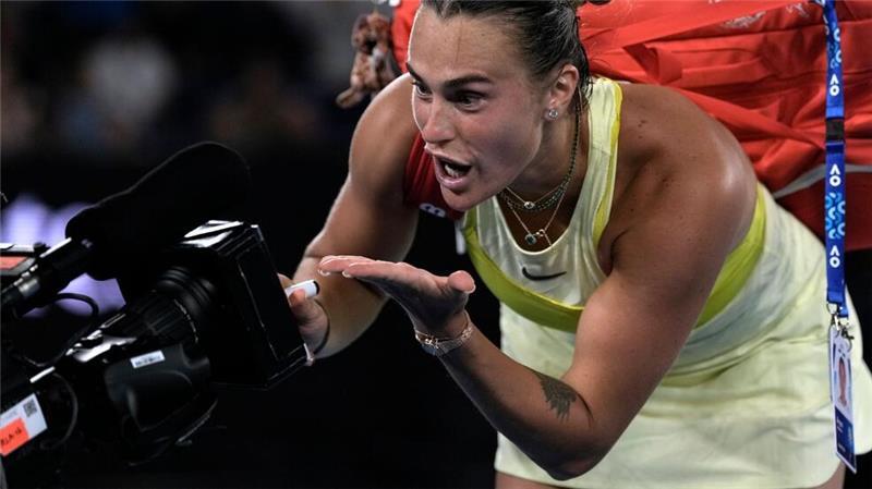 Australian Open: Aryna Sabalenka schreibt nach ihrem Sieg ein Autogramm auf eine Fernsehkamera
