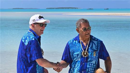 Australiens Premier Anthony Albanese (l.) und Kausea Natano, Premierminister von Tuvalu, beim  Pazifik-Insel-Forum in Aitutaki.