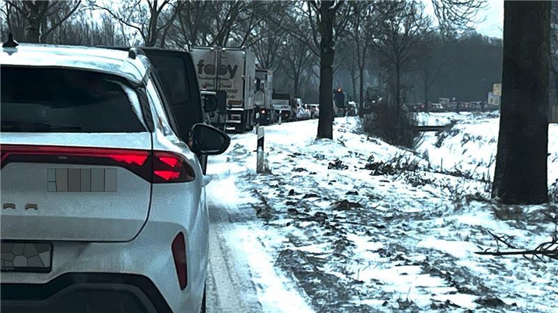 Auswirkung des Streiks: Dauerstau an der L111 in Richtung Stade. Wegen der gesperrten Schwingebrücke geht es nur über die Innenstadt weiter.