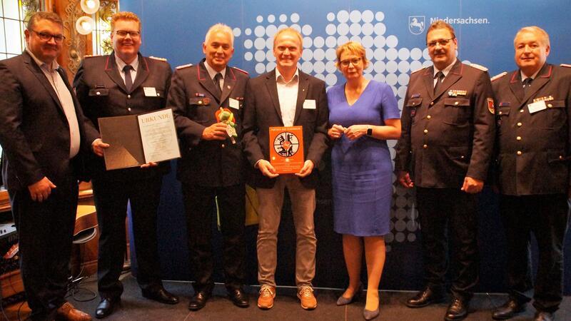 Auszeichnung in Hannover - dabei waren (von links) Samtgemeindebürgermeister Holger Falcke, Gemeindebrandmeister Malte Gooßen, stellvertretender Kreisbrandmeister Thorsten Hellwege, Hölting-Geschäftsführer Dirk Holthusen, die Ministerin für Inneres und Sport Daniela Behrens, Landesfeuerwehrverbandspräsident Olaf Kapke und Regierungsbrandmeister Uwe Quante.