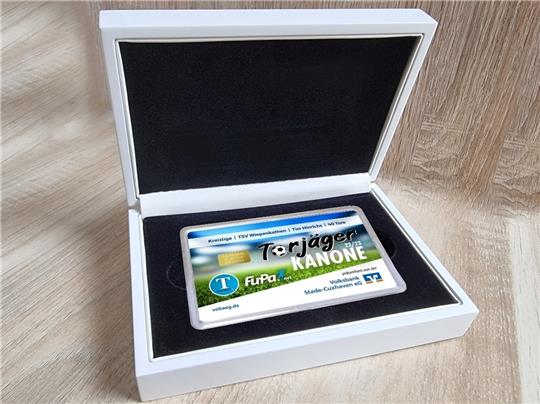 Auszeichnung und zugleich eine Wertanlage: Die Torschützenkönige der Saison 2022/23 bekommen von der Volksbank Stade-Cuxhaven einen kleinen Goldbarren mit Gravur.