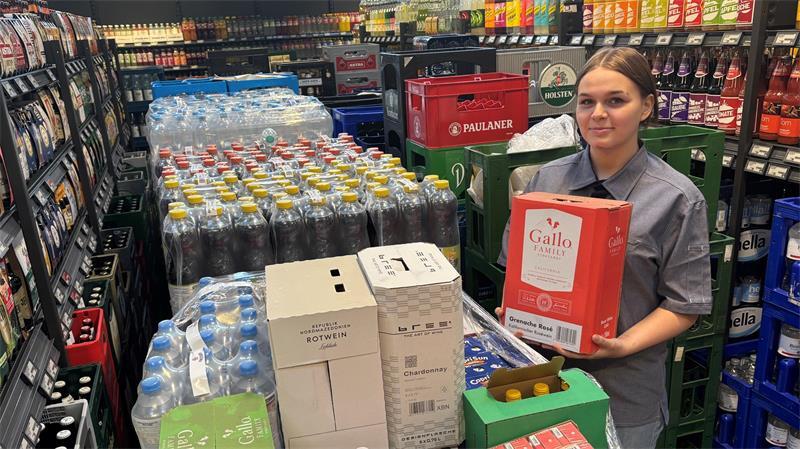 Auszubildende Miley Beier hilft dabei, Getränke vor der Eröffnung des neuen Rewe-Markts an der Harburger Straße in Buxtehude einzuräumen.