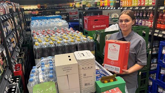 Auszubildende Miley Beier hilft dabei, Getränke vor der Eröffnung des neuen Rewe-Markts an der Harburger Straße in Buxtehude einzuräumen.