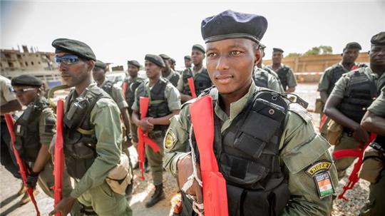Auszubildende Polizisten der nigrischen Grenzschutzkompanie stehen bei der zivilen EU-Unterstützungsmission EUCAP Sahel Niger.