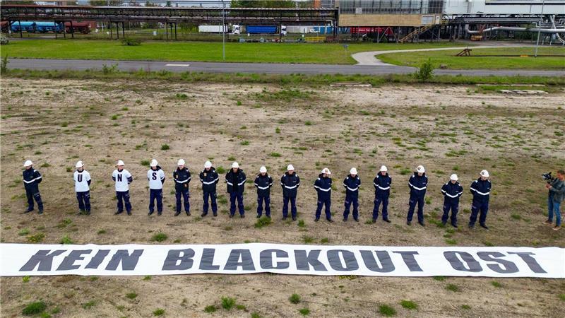 Auszubildende vom Energiekonzern Leag nehmen an einer Protestaktion auf dem Baufeld eines geplanten Gaskraftwerkrs in der Lausitz teil. 
