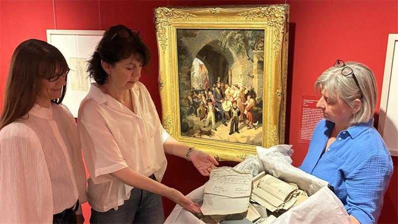 Auszug der kleinen Schützengilde von Buxtehude: Tanja Gissel, Jutta Kurbjuhn und Elke Brand (von links) lüften im Museum das Geheimnis des bedeutendsten Gemäldes von Johann Jacob Gensler (1808-1845).