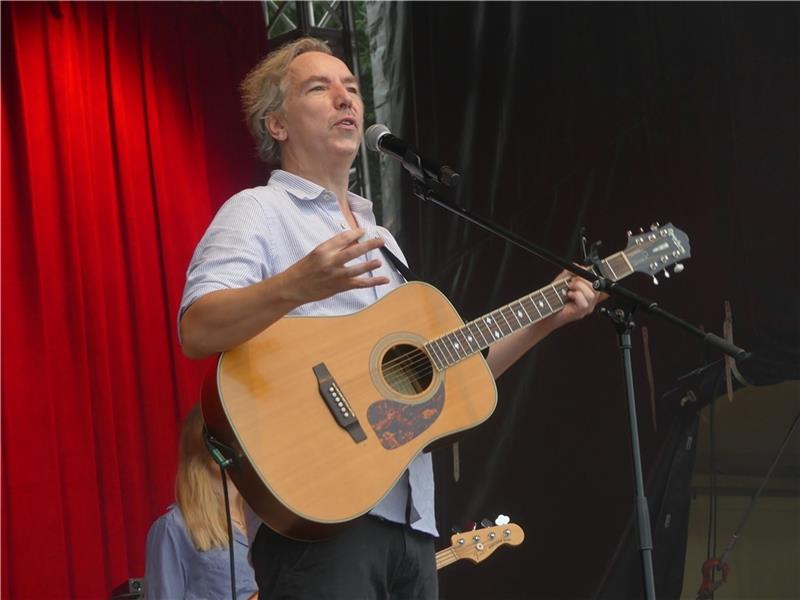 Authentisch, unverblümt, spontan, selbstironisch und emotional: Olli Schulz steht für intelligentes Entertainment mit einer guten Portion Herz – und das stellte der in Berlin lebende „Hamburger Jung“ auch beim Sommerkonzert in Stade unter B