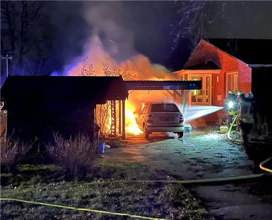 Auto und Carport brannten am Sonntag lichterloh. Fotos: Polizei