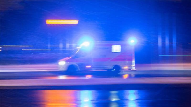 Auto und Linienbus prallen ineinander - Autofahrer wird schwer verletzt (Symbolbild)