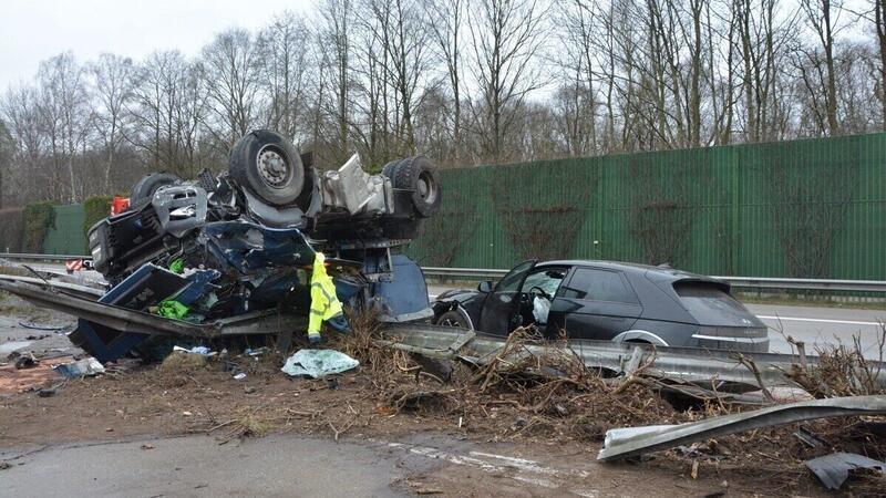 Auto und Lkw wurden bei dem schweren Zusammenstoß komplett zerstört.