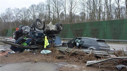Auto und Lkw wurden bei dem schweren Zusammenstoß komplett zerstört.