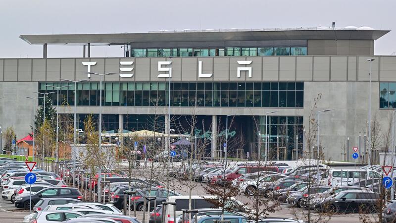 IG Metall will Dialog nach Nein zur Tesla-Erweiterung Autobauer Tesla will auf einer angrenzenden Fläche von rund 170 Hektar einen Güterbahnhof, Lagerhallen und eine Betriebs-Kita errichten.
