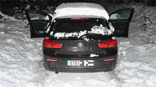 Autodiebe haben diesen BMW entwendet, die Polizei fasst daraufhin mehrere Männer.