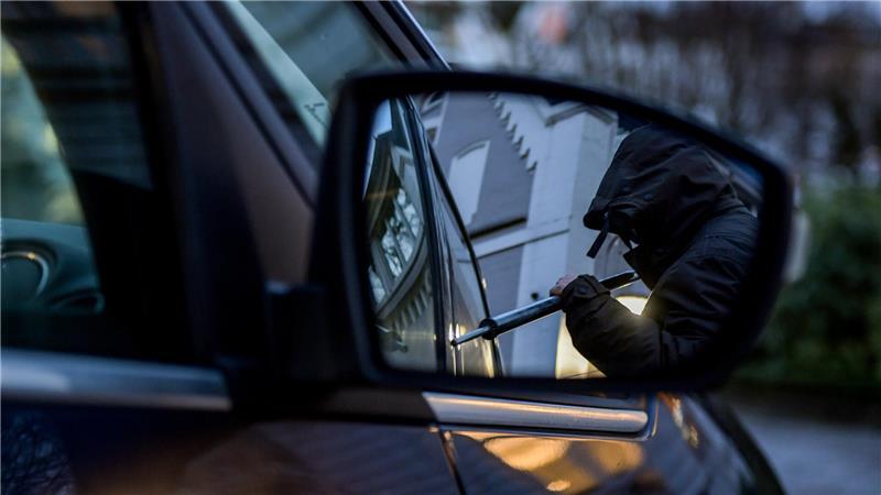Polizisten finden gestohlenes Auto nach Unfall an Baustelle Autodiebe haben in Buxtehude einen Wagen gestohlen. Polizisten fanden das Fahrzeug später. (Symbolbild)