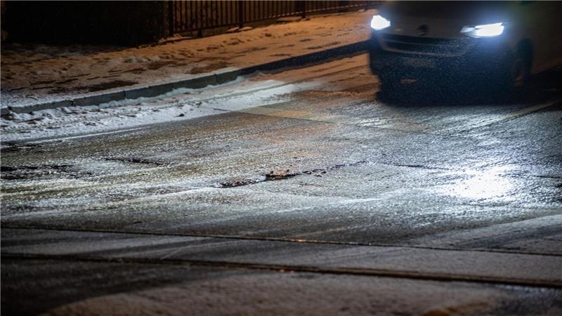 Autofahrer aufgepasst: Schnee und Glätte behindern den Verkehr.