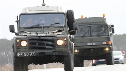 Autofahrer müssen in den kommenden Tagen besonders auf Militärkonvois achten. (Symbolbild)