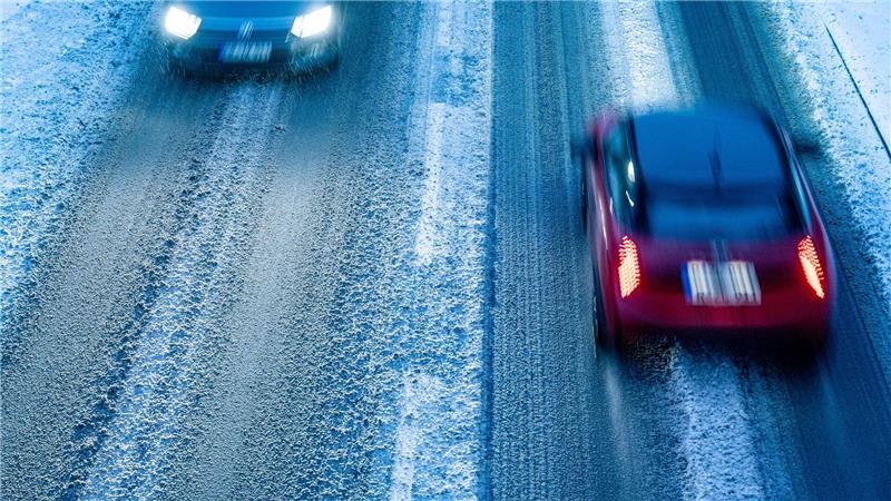 Autofahrer müssen sich zum Wochenende auf glatte Straßen einstellen. (Symbolbild)