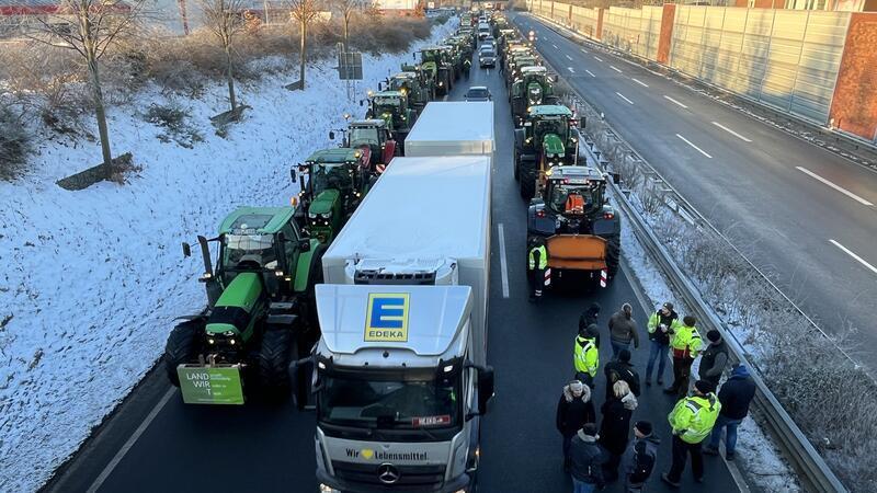 Traktoren, Polizisten und Polit-Prominenz: So lief der zweite Tag des Bauernprotests im Kreis Autofahrer nutzten die Gelegenheit, um hinter den Lkw die Gasse der Traktoren zu passieren.