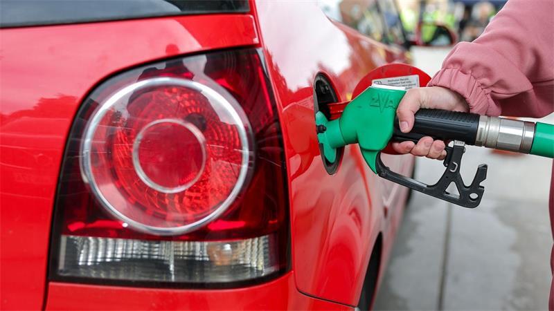 Autofahrer sollen vom Tankrabatt profitieren. (Symbolbild)