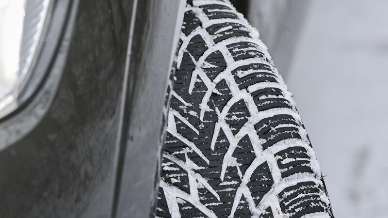 Bafög, Reifen, Winterzeit – Das ändert sich im Oktober Autofahrer sollten einen Blick auf ihre Winterreifen werfen. (Archivbild)