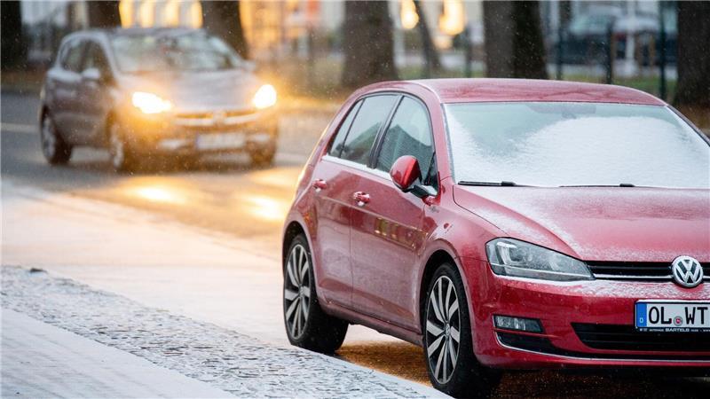 Autofahrerin Niedersachsen kommen auf glatten Straßen ins Rutschen. (Archivbild)