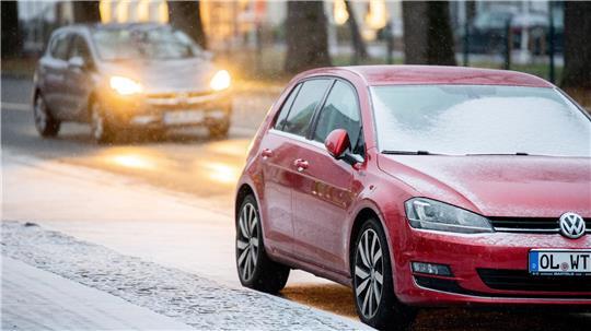 Autofahrerin Niedersachsen kommen auf glatten Straßen ins Rutschen. (Archivbild)