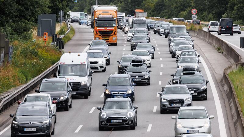 Autofahrerinnen und -fahrer müssen in den Sommerferien mit einer erhöhten Staugefahr rechnen. (Symbolbild)
