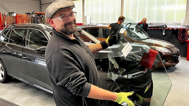 Autoglaser haben zurzeit alle Hände voll zu tun - auch Nils Manowski und seine Kollegen bei Carglass in Stade.