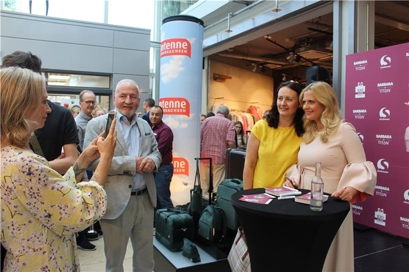 Autogramme und viele Fotos mit den Fans: Barbara Schöneberger war am Freitag im Modehaus Stackmann zu Gast. Foto Frank
