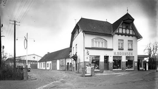 Autohaus Opel Brunsen mit der dahinterliegenden Werkstatt.