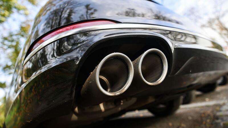 CO2-Werte bei Neuwagen höher als angegeben Autohersteller müssen seit 2010 den CO2-Ausstoß ausweisen und Abgaben zahlen müssen, wenn sie bestimmte Grenzen überschreiten.