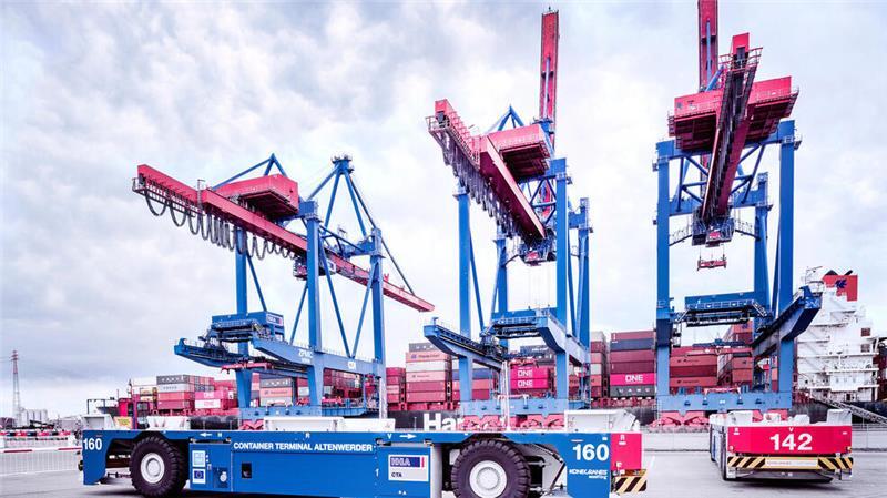 Automated Guided Vehicles (AGV) am HHLA Container Terminal Altenwerder.