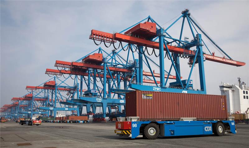 Automatische Containertransporter (AGV) sind auf dem Gelände des Containerterminal Altenwerder (CTA) unterwegs. Foto: Christian Charisius/dpa