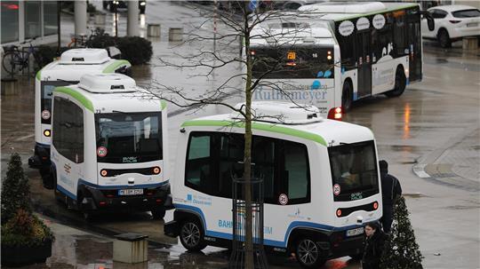 Autonom fahrende elektrische Busse stehen am Busbahnhof in Monheim. 