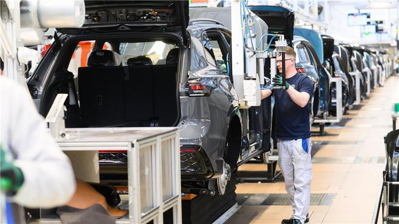 Autoproduktion in Wolfsburg: Wegen hoher Nachfrage nach den hier gebauten Verbrenner setzt VW nun Sonderschichten an. (Archivfoto)
