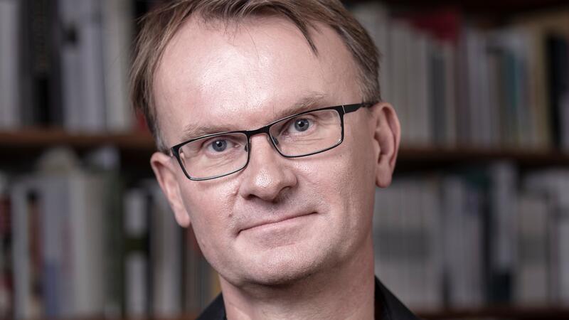 Wie Flucht die Menschen seit prägt: Bestsellerautor liest in Stade Autor Andreas Kossert liest in der Seminarturnhalle aus seinem Buch „Flucht - eine Menschheitsgeschichte“.
