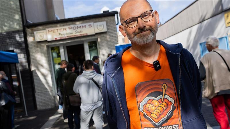 Duisburg beansprucht Erfindung der Currywurst für sich Autor Gregor Lauenburger ist sicher: Peter Hildebrand - genannt Peter Pomm - hat als erster Currywurst serviert.