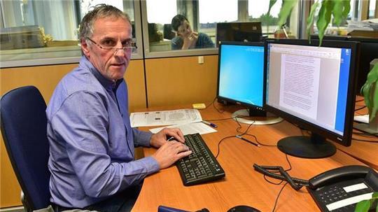 Autor Hans-Hinrich-Kahrs bei einem Besuch in der TAGEBLATT-Redaktion. Jetzt liest er in Kutenholz aus seinem neuen Buch.