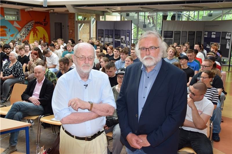 Autor Niklas Frank (vorne links) mit Schulleiter Carsten Schröder kurz vor der Lesung an den BBS Buxtehude. Foto: Sulzyc