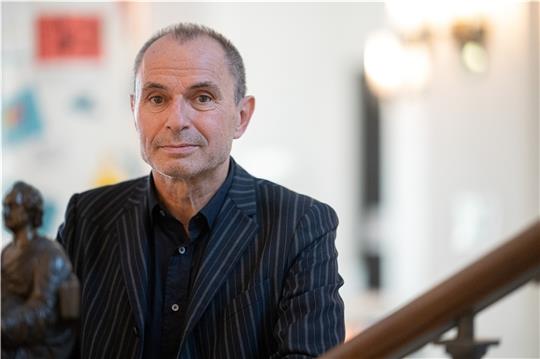 Autor Norbert Gstrein steht vor einer Lesung der Autoren der Shortlist Deutscher Buchpreis 2021 im Literaturhaus Frankfurt. Foto: Gollnow/dpa