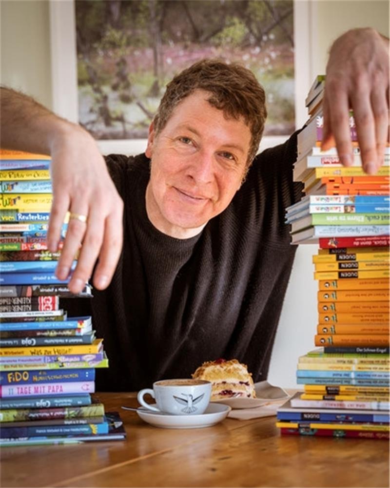 Autor Patrick Wirbeleit ist mit einem Comic-Workshop für die Klassenstufen 3 bis 5 dabei.