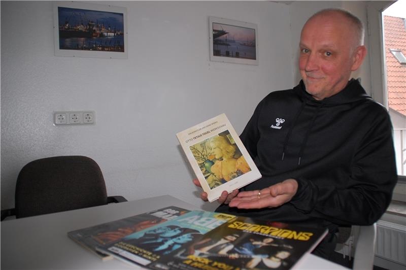 Autor Ralf G. Poppe zeigt sein neues Buch über Otto Tetjus Tügel. Foto: Laudien