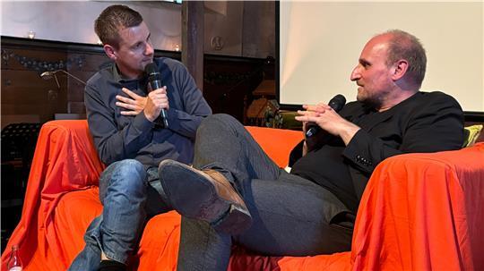 Autor Tobias Schlegl im Gespräch mit Moderator Daniel Kaiser.