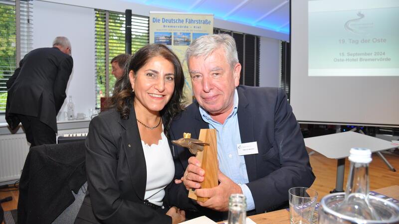 Auszeichnung: Sie erschufen Engelschoffs Dorfmittelpunkt Autor und Verleger Peter von Allwörden freut sich über den „Goldenen Hecht“. Zu den ersten Gratulantinnen gehörte seine Frau Esmer Ülker-von Allwörden.