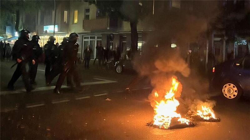 Autoreifen brannten: In der Nacht kam es in Berlin-Neukölln zu Ausschreitungen.