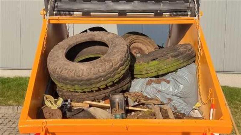 Klodeckel bis Autoreifen: Immer mehr Müll wird auf der Geest illegal entsorgt Autoreifen und Bauschutt - beim Umwelttag in Apensen kam der gesammelte Sperrmüll gleich in große Container.