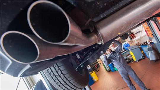 Autoreparaturen sind in den vergangenen Jahren sehr viel teurer geworden, und in der Folge auch die Kfz-Versicherung. (Symbolbild)