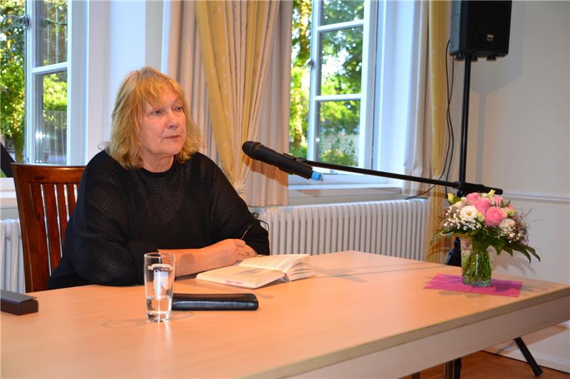 Autorin Carmen Korn liest in der Villa von Issendorff aus ihrem Buch „Töchter einer neuen Zeit“. Foto Helfferich