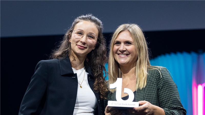 Tiktok-Awards: Junge Fans küren ihre Buch-Stars Autorin Lilly Lucas (rechts) ist „Autor*in des Jahres“.