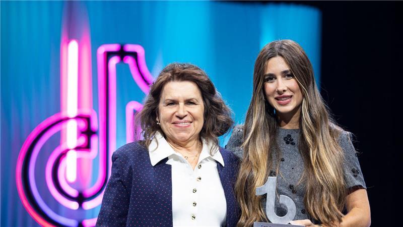 Tiktok-Awards: Junge Fans küren ihre Buch-Stars Autorin Mercedes Ron (rechts) ist die „Bestseller-Autorin des Jahres“.